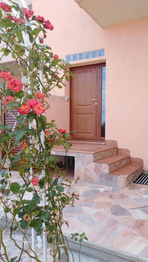 לינה וארוחת בוקר לה מדלנה The Roses Garden מראה חיצוני תמונה